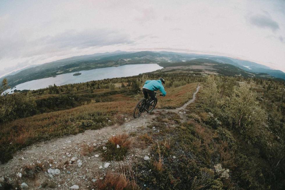LETT? Etter et år med pandemi er det noen ting man ikke kan ta som en selvfølge lenger. Som å sykle nye steder, med nye venner. Foto: Kristoffer H. Kippernes stisykling