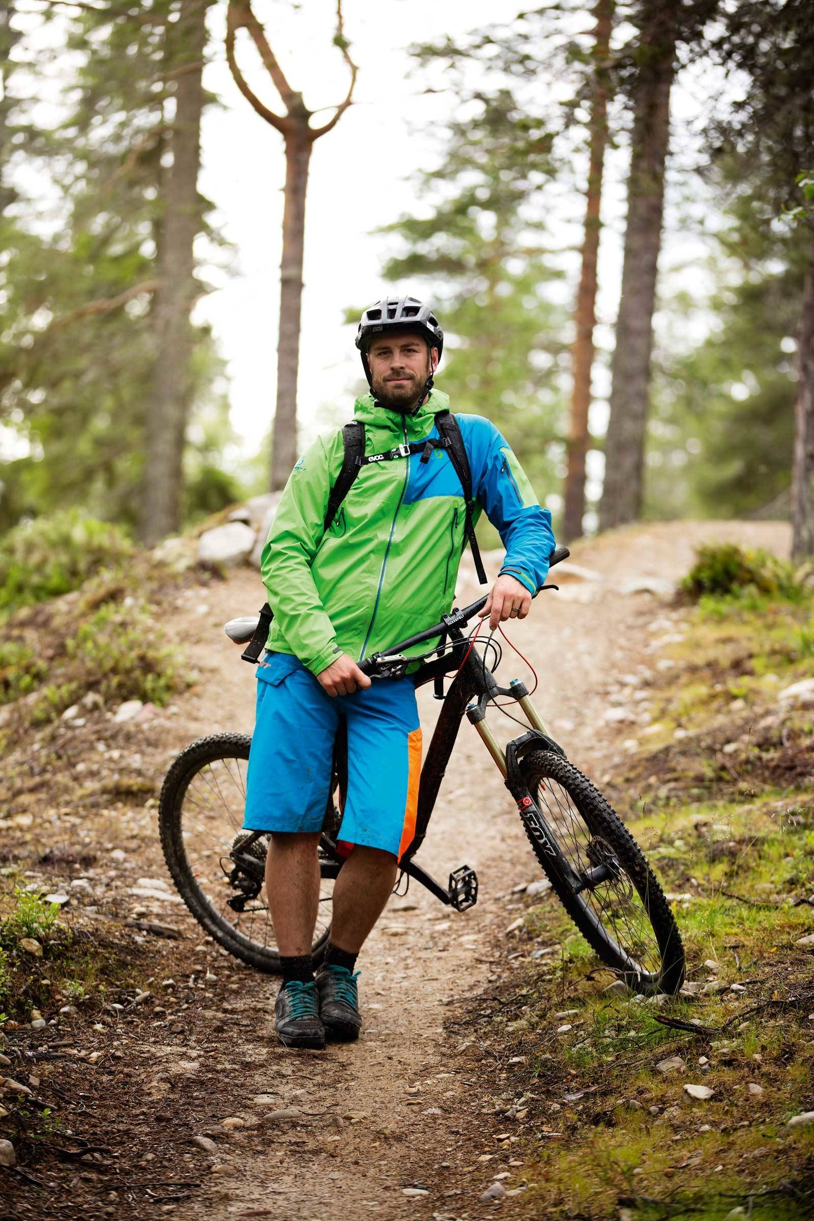 FERDIGHETSOMRÅDE: Eller «Skills Area» som de kaller det. Ved inngangen til stiene i Idre Fjäll kan man øve på både doseringer, hopp og en pumptrack før man sykle avgårde langs merkede stier. Stisykling-Dalarna-3