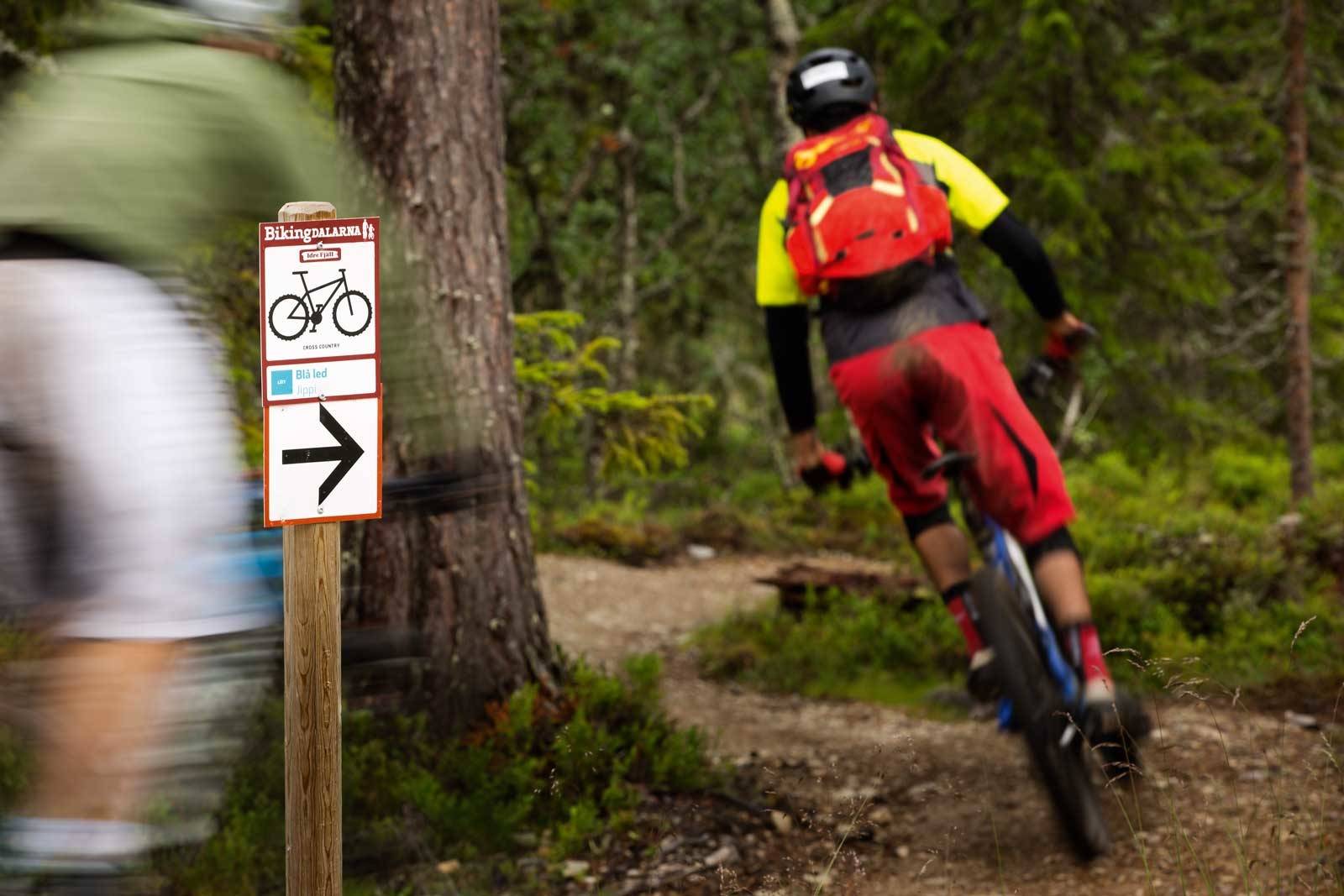 FØLG SKILTING MOT: ...flytstiene. Det skal godt gjøres å ikke finne fram når du besøker en destinasjon som er medlem av Biking Dalarna. Stisykling-Dalarna-5
