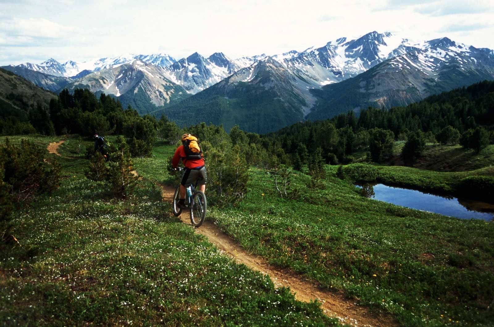 Villmarka: Chilcotin Mountains er et villt område 2-3 timer norvest for Whistler. Lite folk, og ingen sykkelparker, men store naturopplevelser og fantastiske stier. Christ Winter (bildet) driver foretaket Big Mountain Bike Adventures som arrangerer turer i området. Stisykling-guide-British-Columbia-Chilcotin-Mountains-1