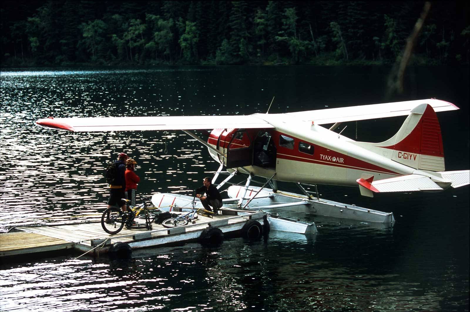Opp i luften: Når man sykler i Chilcotin Mountains starter man gjerne dagen med å fly ut i villmarken med sjøfly, og sykler tilbake til destinasjonen. Stisykling-guide-British-Columbia-Chilcotin-Mountains-2