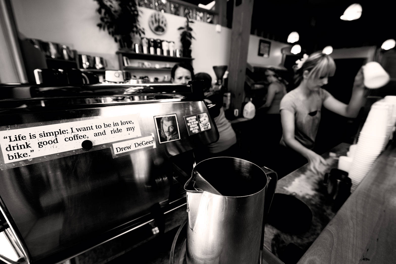 Leveregler: Sitatet på espressomaskinen minner alle som er innom på hva som er viktig i livet. Etter en dag i Nelson er det legendariske Oso Negro på Latimer Street man drar for en god kopp kaffe. Stisykling-guide-British-Columbia-Nelson-2
