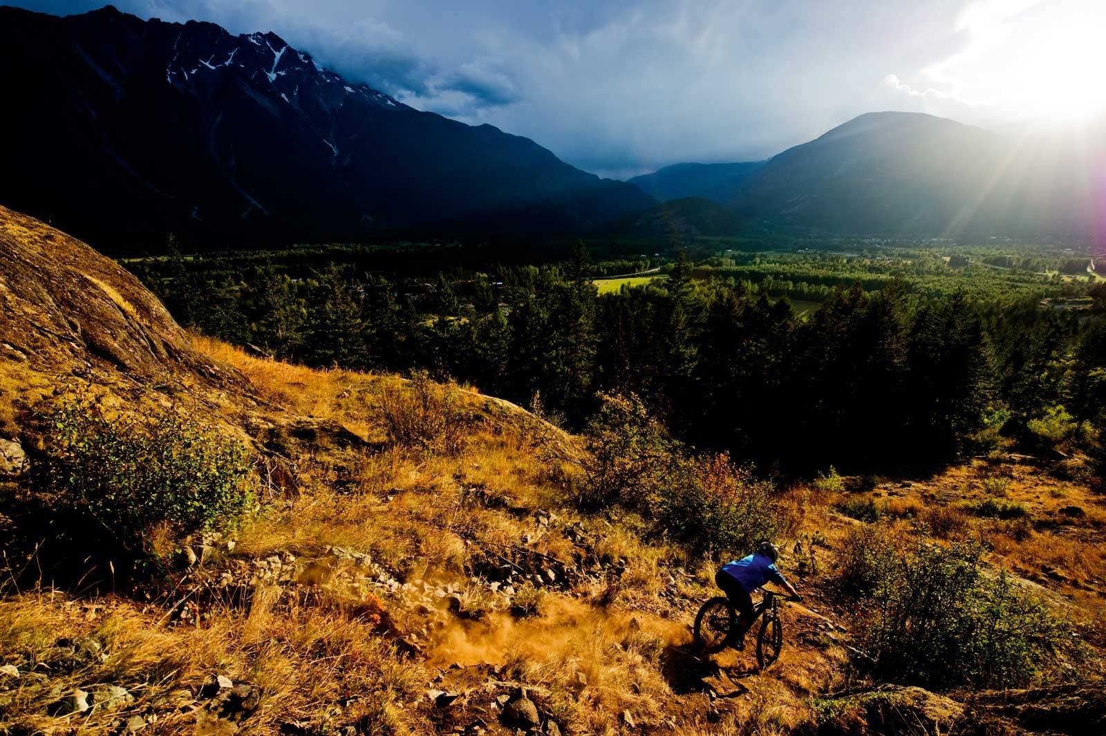 I dype daler: Sykkelsesongen i Pemberton er ikke bare lang, den byr også på fantastisk utsikt mot alle fjellene rundt den lille byen. Kenny Smith bremser opp mot en sving, med utsikt mot Mt. Currie, som er det høyeste fjellet i dalen. Stisykling-guide-British-Columbia-Pemberton-2