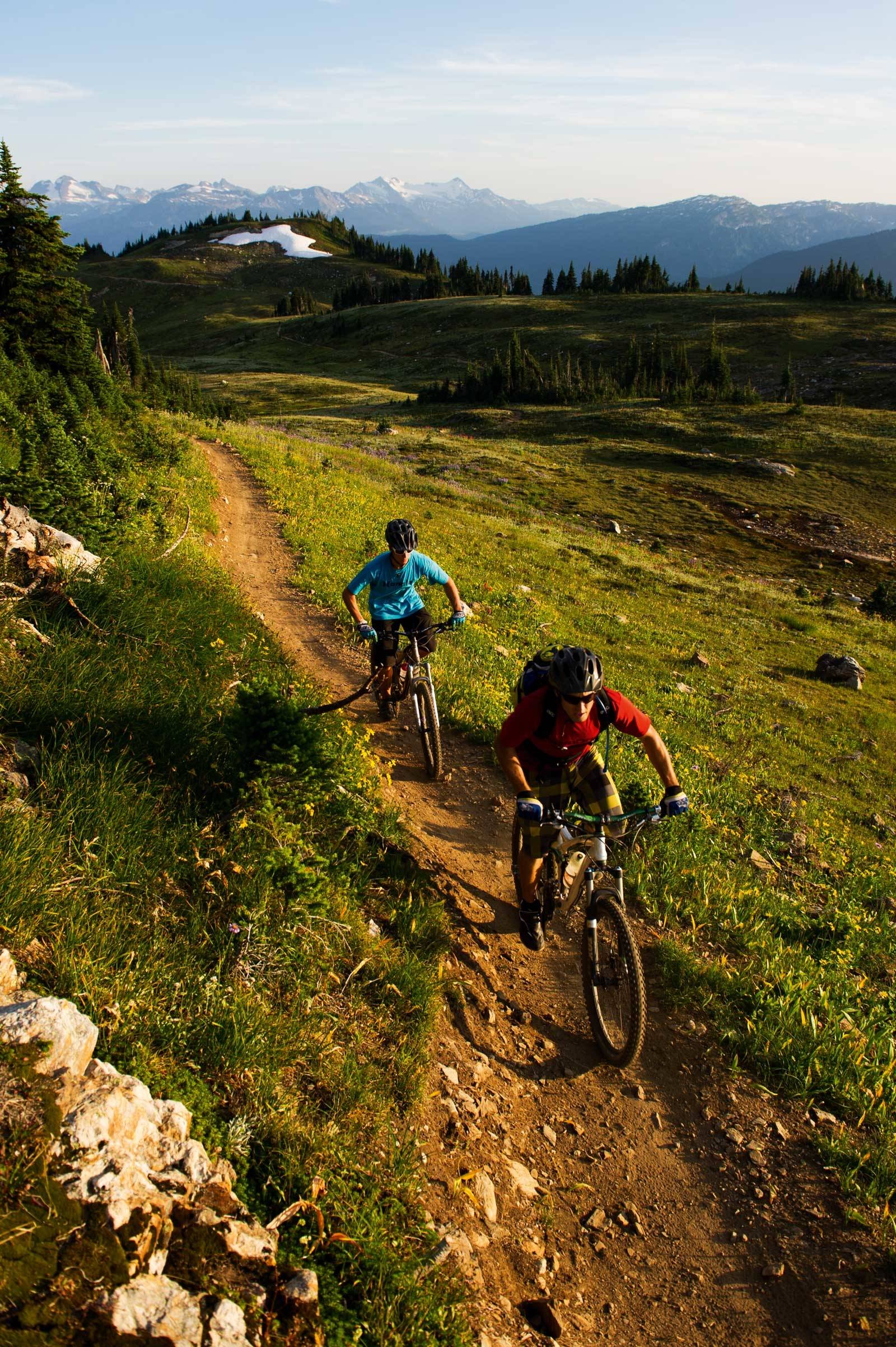 Ære være: Takket være arbeidet som Revelstoke Bicycling Association har lagt ned i stien Frisby Ridge Trail, kan man sykle perfekt sti helt oppe i det alpine landskapet. To av klubbens medlemmer, Bruno Long og Sam Poarch er på vei mot toppen. Stisykling-guide-British-Columbia-Revelstoke-2
