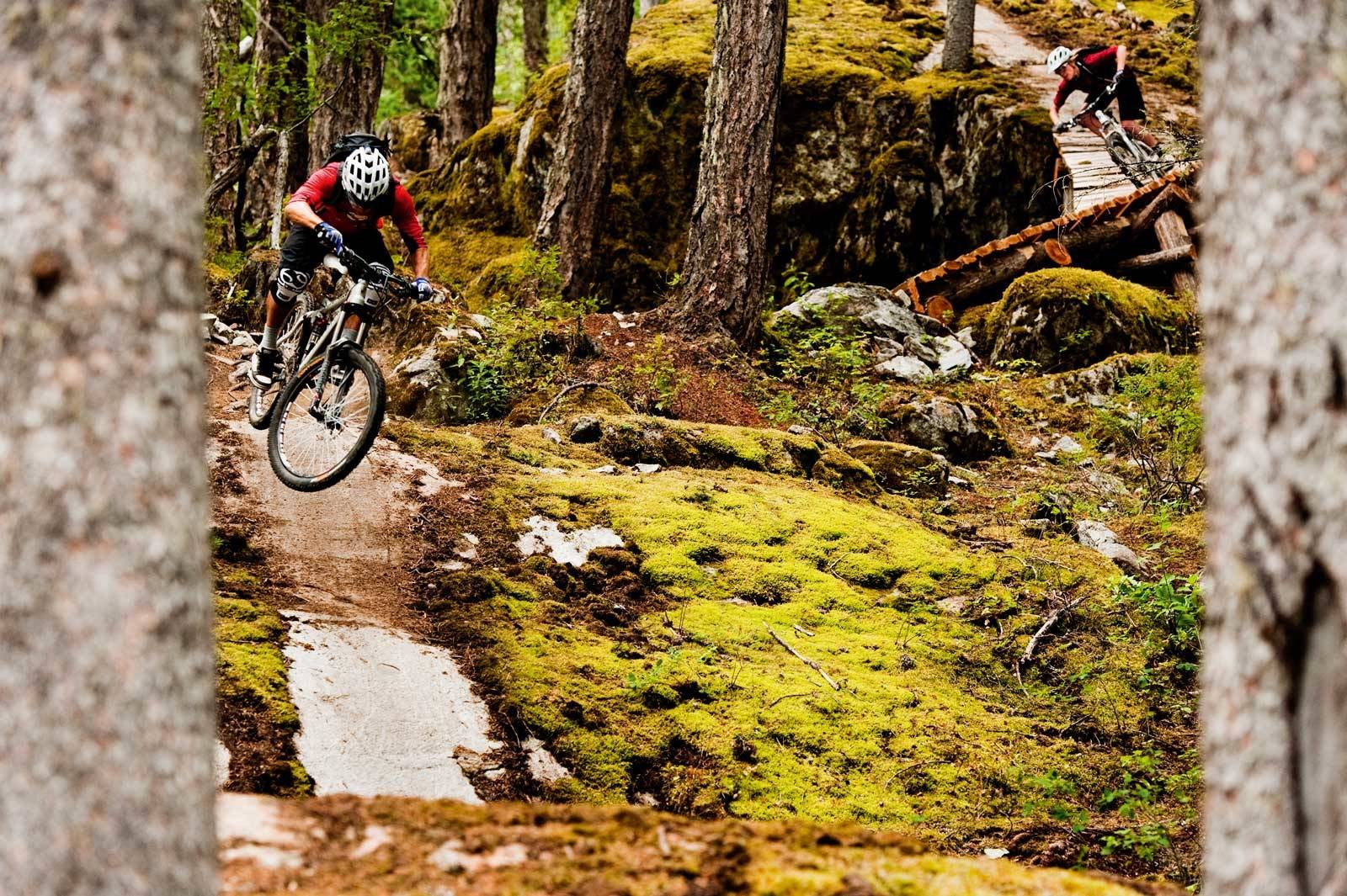 I syklingens vugge: Whistler er så mye mer enn bare den berømte sykkelparken. Stisyklingen rundt den kanadiske skidestinasjonen er også i verdensklasse. Richie Schley og Katrina Strand herjer på stien Train Wreck. Stisykling-guide-British-Columbia-Whistler-1