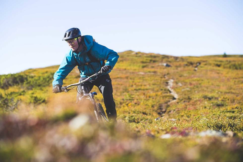 FORNØYD: Kasper Madsen har hatt mye å gjøre som sykkelguide denne sommeren.Foto:Kristoffer H. Kippernes stisykling norge 2020 guide