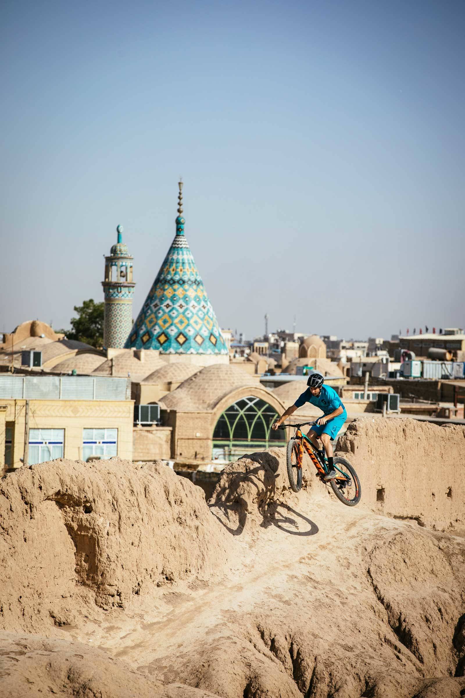 URBAN HERJING: Andrew Neethling leker seg på gamle bymurer. Stisykling-i-Iran-7