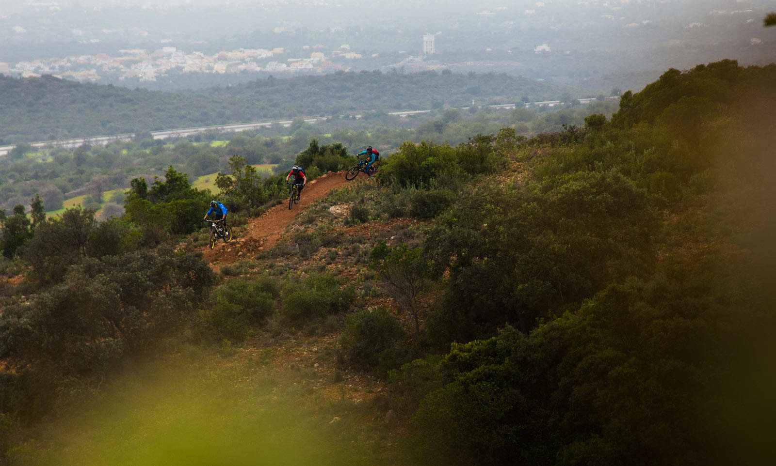 RØD JORD: Doseringer, hopp og utsikt er typisk for S. Miguel Bike Park. Anders Samnøy og Ida Håkonsson følger Luis Pedro. Stisykling-i-Portugal-4