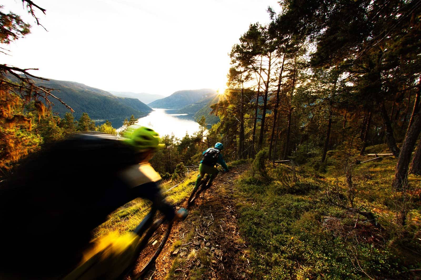 Fra soloppgang til solnedgang: Fjell, fjord og flytstier, Sogndal har alt. Det er ikke bare vinterstid bygda i innerst i Sognefjorden fortjener et besøk. Stisykling-i-Sogndal-6