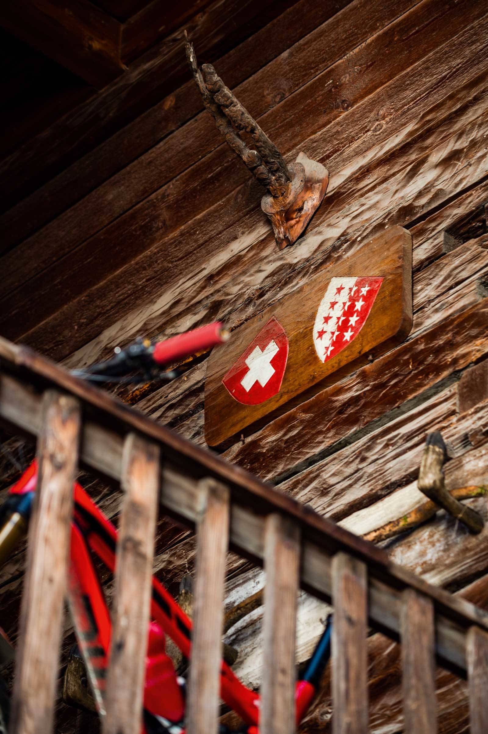 GAMMELT MØTER NYTT: I Valais lever tradisjon og historie i symbiose med det moderne samfunnet. Til venstre; topp moderne stisykkel i karbon, ved et flere hundre år gammelt hus. Til høyre: Tradisjonell Raclette-middag ved en fjellhytte over Verbier etter en lang dag på sykkelen. Stisykling-i-Sveits-10