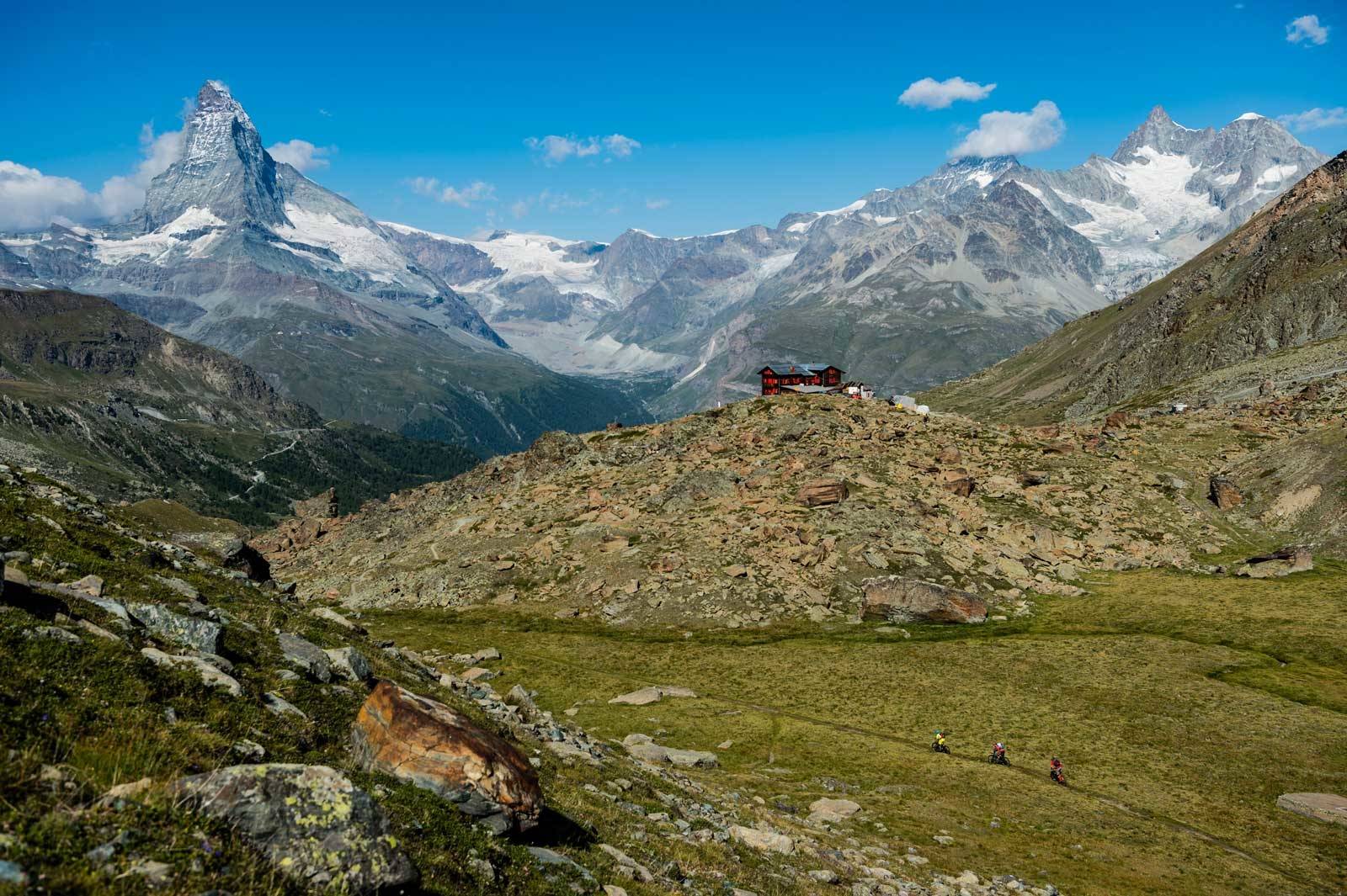 WOKE UP LIKE THIS: Bo en natt på Flualp-hytten og våkne opp på 2606 meters høyde. Julia Hoffman, Stephen Matthews og Chris Winter på vei til frokost etter en morgentur. Stisykling-i-Sveits-12