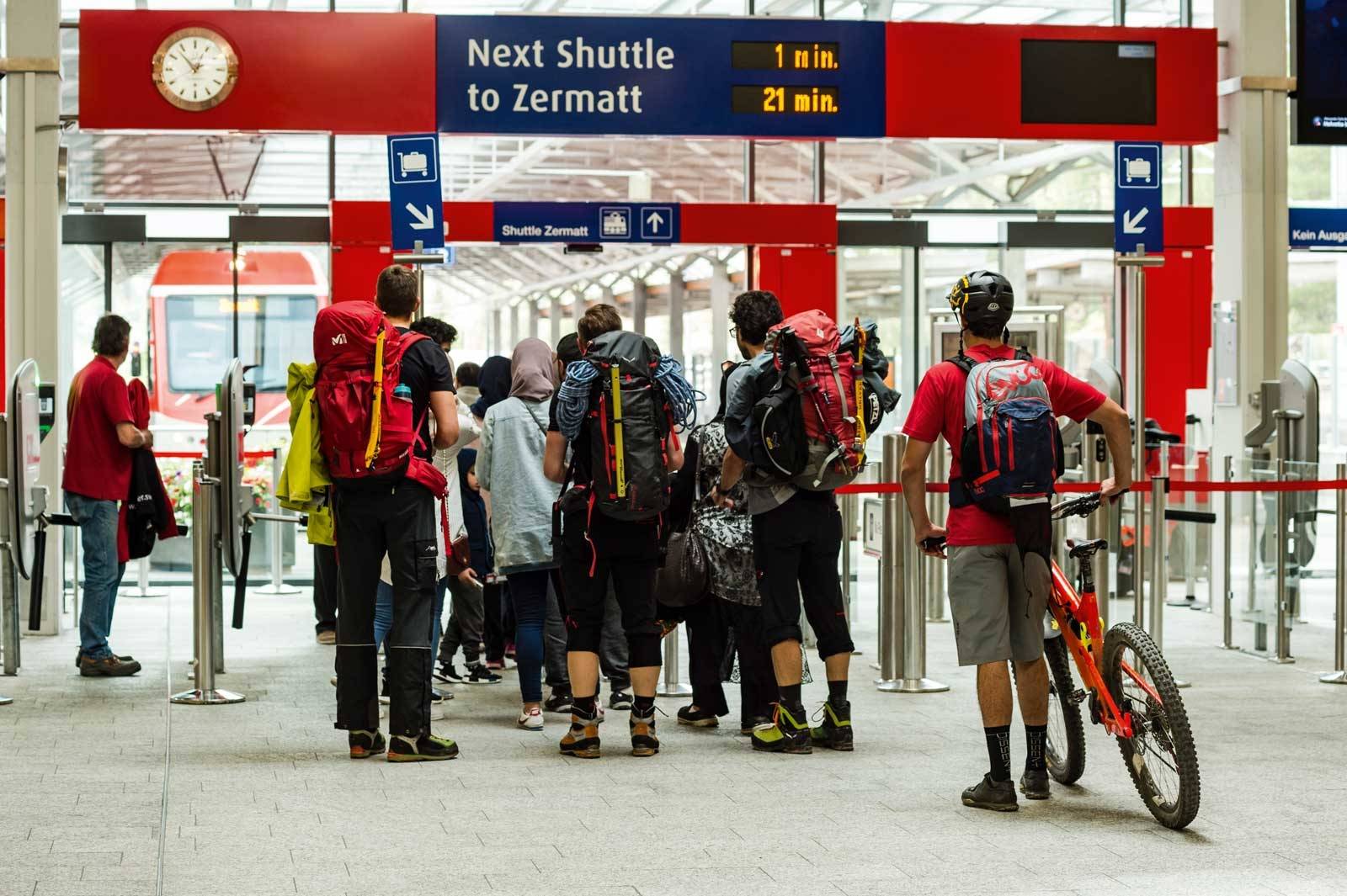 DEN SOM VENTER PÅ NOE GODT: Artikkelforfatteren venter på toget i Täsch, klar for et nytt besøk i Zermatt. Stisykling-i-Sveits-13