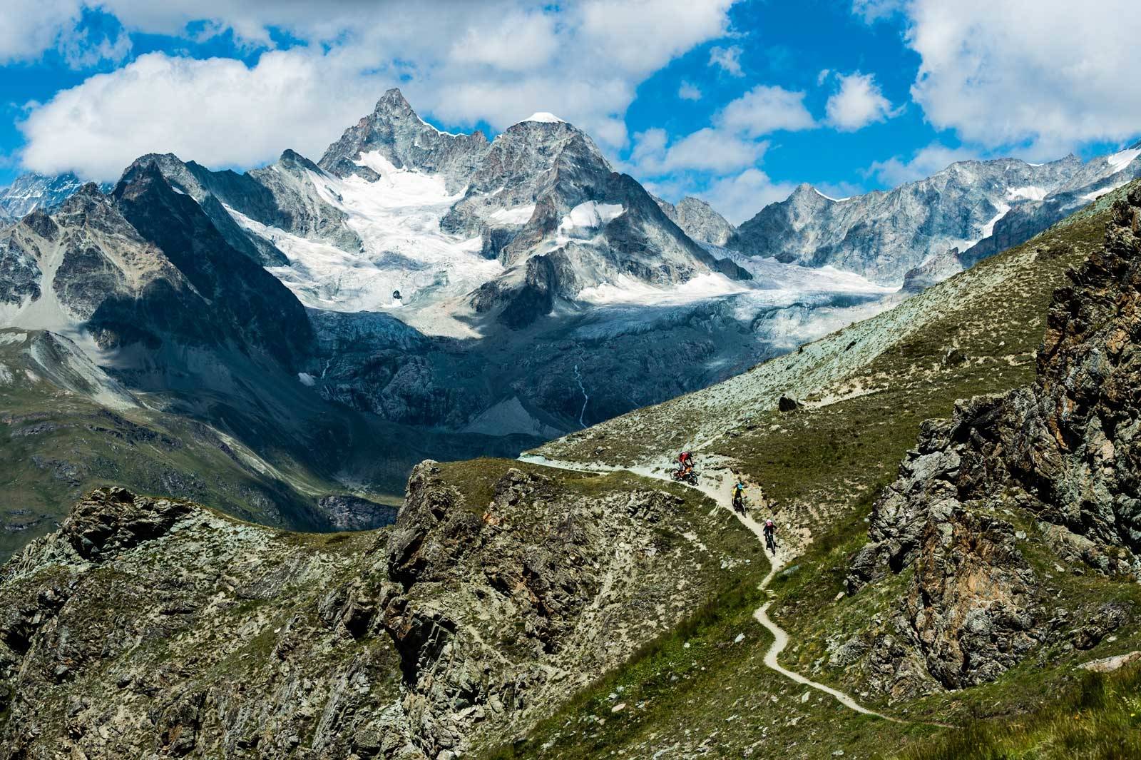 HØYE FORVENTNINGER: Julia Hoffman, Chris Winter og Stephen Matthews med Zinalrothorns klassiske silhuett I bakgrunnen. Zinalrothorn er med sine 4221 meter en av nesten 40 topper som er over 4000 meter høye rundt Zermatt. Stisykling-i-Sveits-14