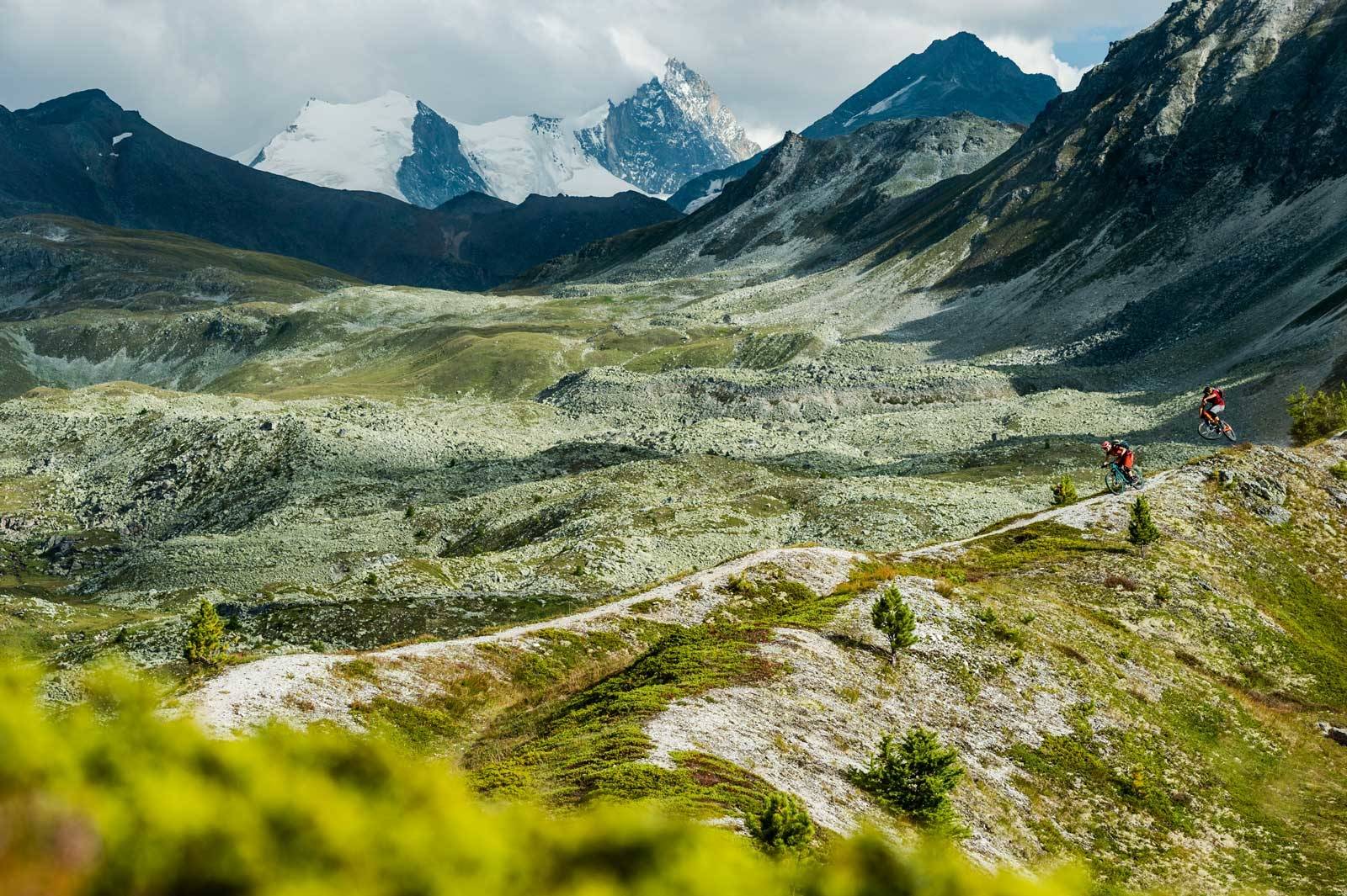 MATEN KALLER: Stinettet i nærheten av Hotel Weisshorn over Saint Luc i Val d´Anniviers er imponerende. Det klassiske hotellet ble bygd i 1882 og ligger vakkert til 2337 meter over havet. Her skynder Julia Hoffman og Stephen Matthews seg for å rekke middag på hotellet. Stisykling-i-Sveits-3