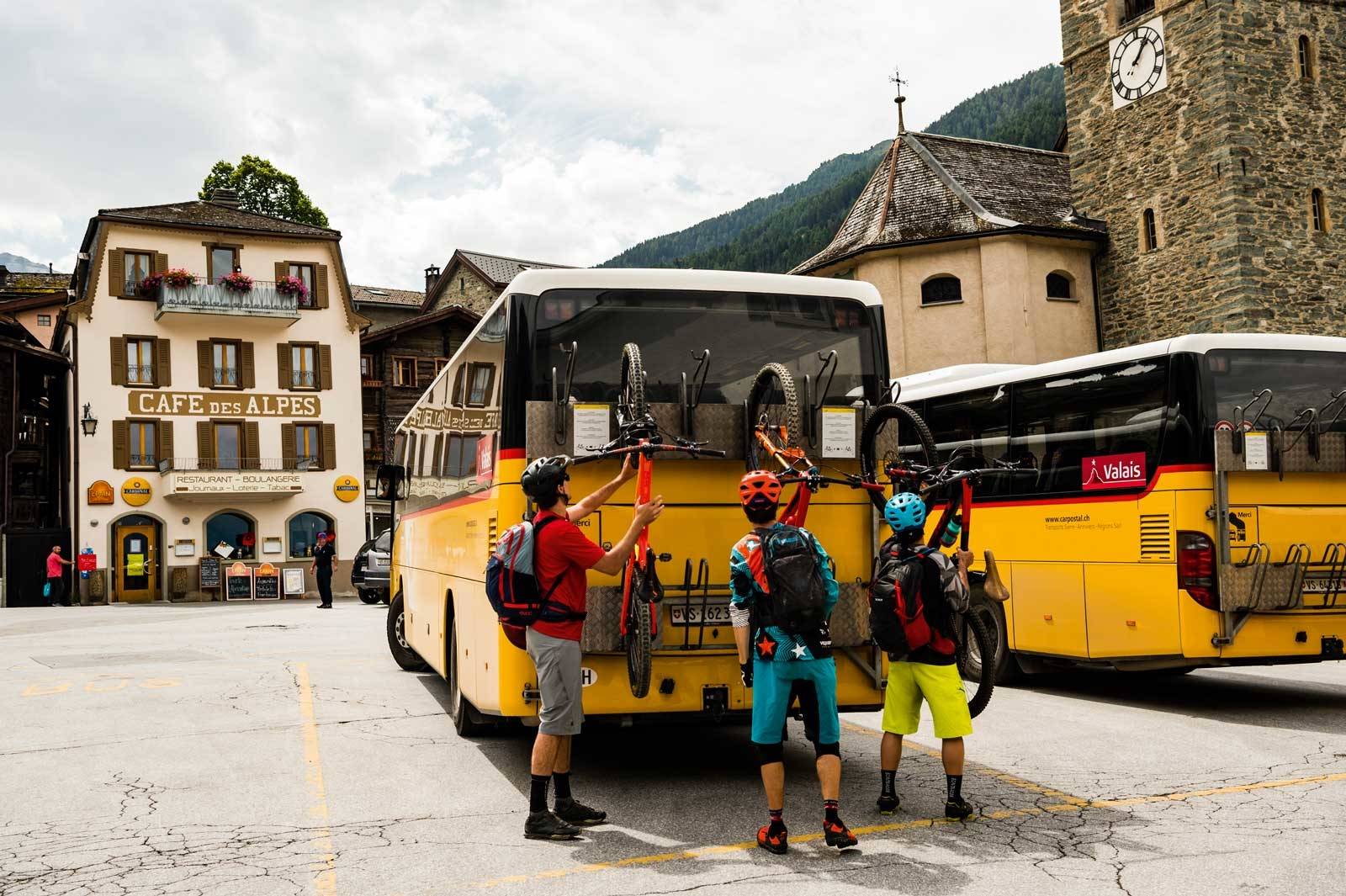 POSTEN GÅR: De gule postbussene står for kollektivtransporten dit togene ikke tar deg. Du kan alltid henge sykkelen bakpå. Stephen Matthews, Ludo May og Chris Winter i Vissoie, nedenfor Saint Luc i Val d´Anniviers. Stisykling-i-Sveits-5