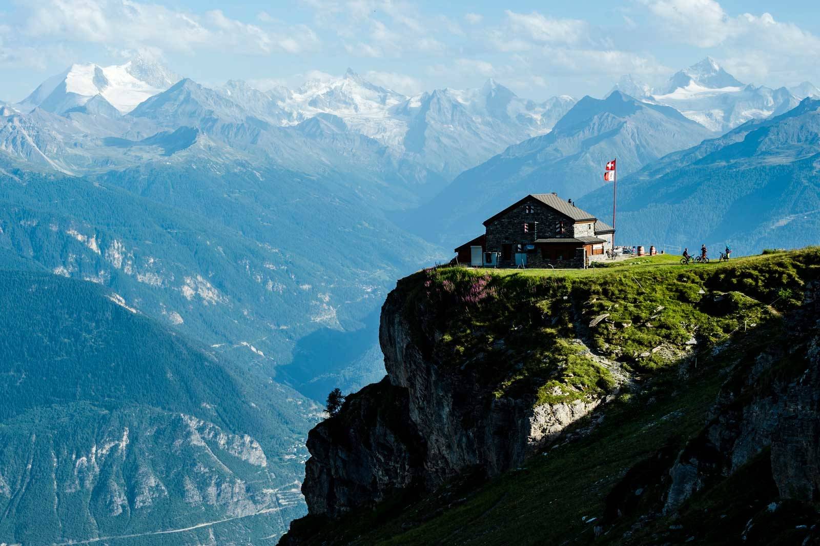 HELT PÅ KANTEN: Cabane de Violetts nære Crans-Montana har spektakulær beliggenhet på et fjellplatå med utsikt over Rhone-dalen, Sion og fjellene som omgir dalen. Hytten er et fint utgangspunkt for turer i området. Stisykling-i-Sveits-6