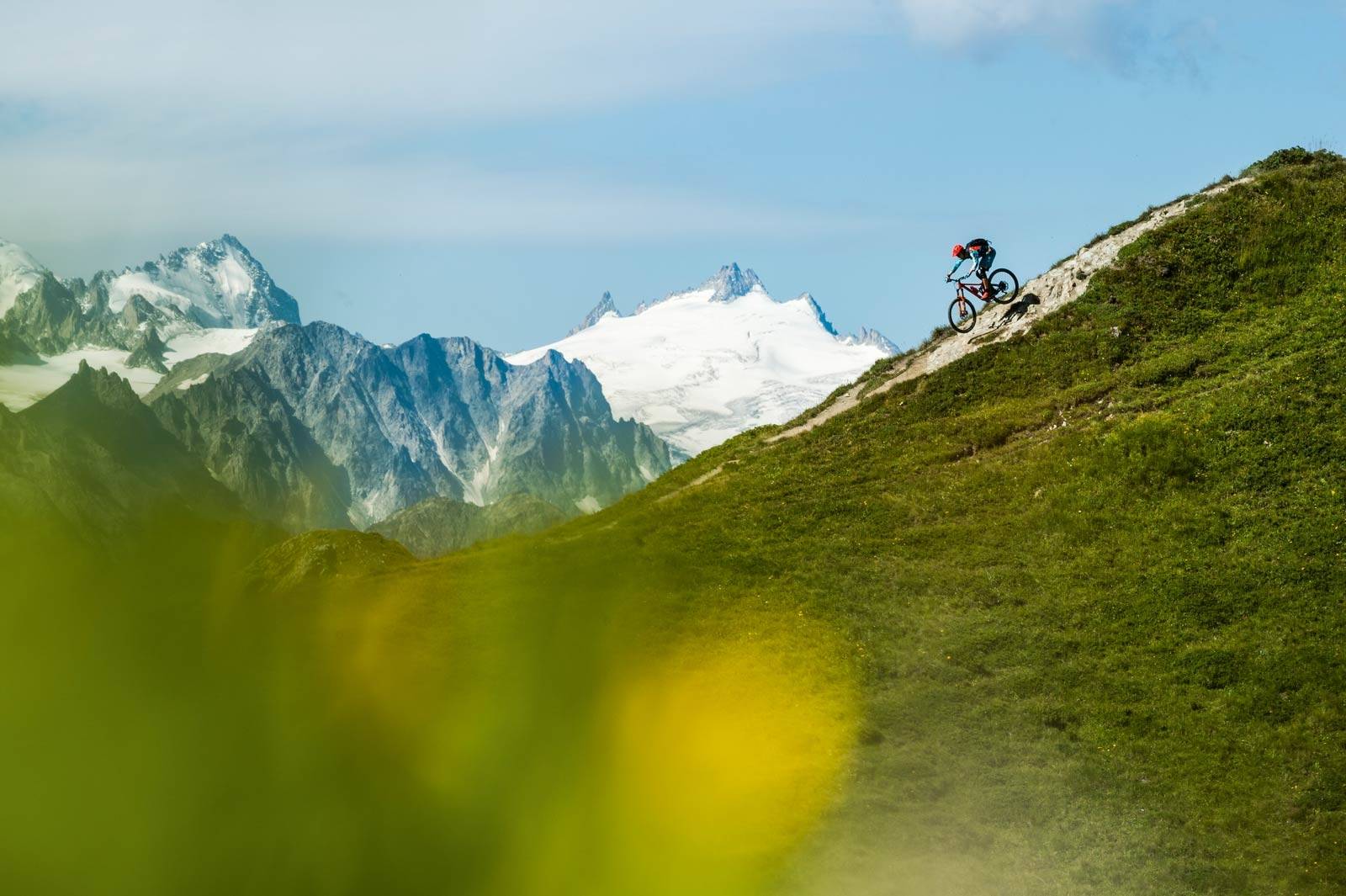 PROFF GUIDE: Ludo May fra Verbier konkurrerer vanligvis i Enduro World Series, men har også dratt i gang sykkelguiding med venner hjemme i Verbier. Her drar han på over La Tzoumaz. Stisykling-i-Sveits-7