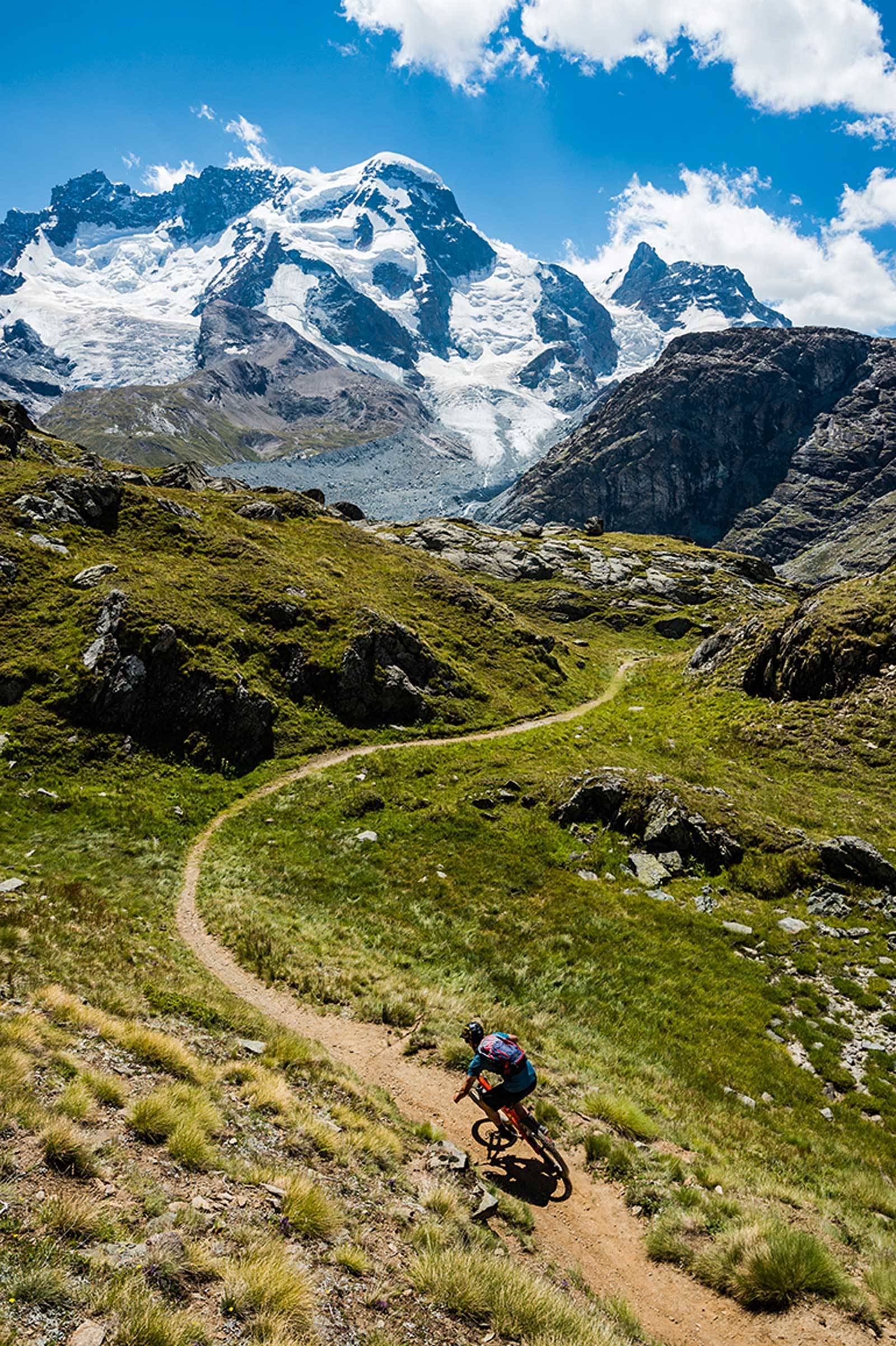 INGEN MATCH: Stisyklingen i Zermatt er det ikke mange steder i verden som kan matche. Hvor du enn sykler over den vakre fjellandsbyen i Valais omgis du av 4000-meters fjelltopper. Som her, hvor Stephen Matthews tråkker på en fin flytsti over Mark Twain Weg med Breithorn (4156moh) i bakgrunnen. Stisykling-i-Sveits-8