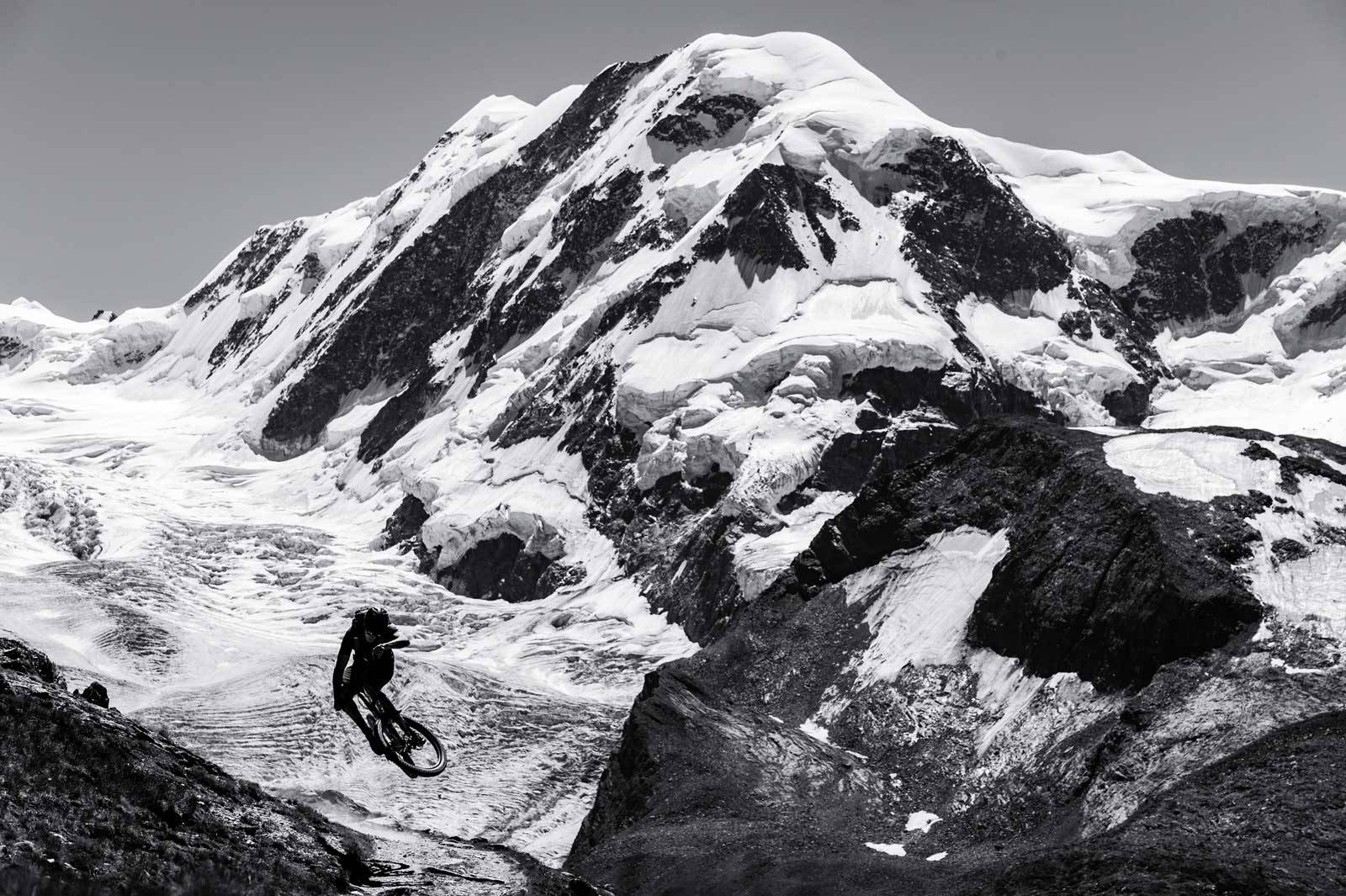 Vardagsmat i Zermatt: feta berg och glaciärer runt om stigarna. Stephen Matthews tar ett skutt med Alpernas näst längsta glaciär, Gorner glaciären, bakom ryggen Stisykling-i-Sveits-9