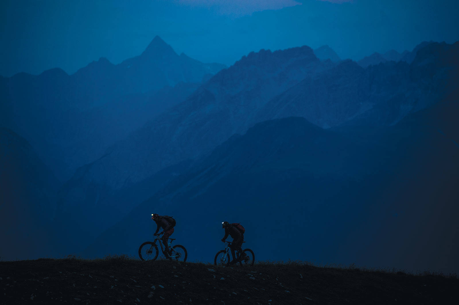 NATTEVAKT: Dagene går fort i fjellet rundt Lenzerheide, spesielt hvis man kobler sammen ulike turer mellom dalene. Tar du med lykt, får du virkelig utnyttet hele dagen. Stisykling-i-sveits-Lenzerheide-11