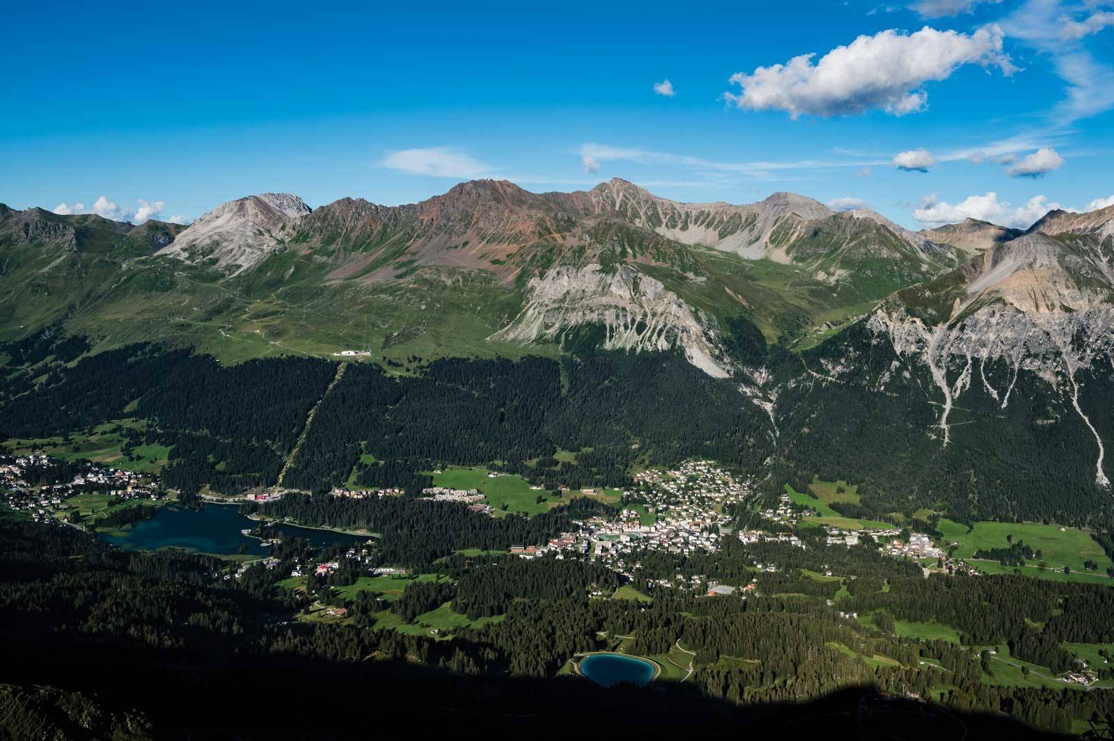 FULL OVERSIKT: Utsikten over Lenzerheide fra Pic Scolatta. Over byen ser du Parpanter Rothorn, der mye av den beste syklingen er. Stisykling-i-sveits-Lenzerheide-5