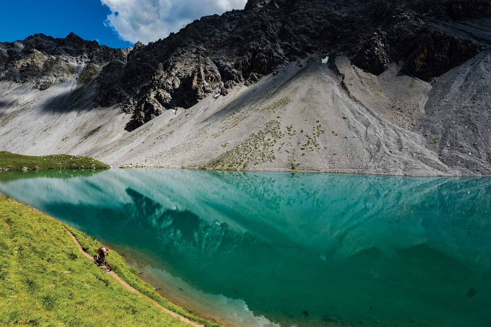 IDYLLISK: Alplisee, som ligger over Arosa er kjent som en av Sveits´ vakreste innsjøer. Det er enkelt å forstå for Janne Tjärnstrøm når han sykler sti langs vannkanten. Stisykling-i-sveits-Lenzerheide-6