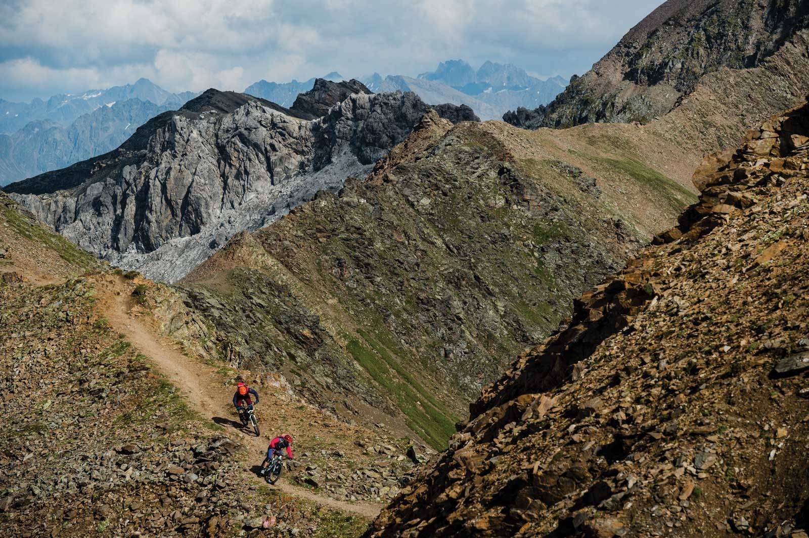 STEINBRA: Julia Hoffmann og Tobias Woggoan i det golde steinlandskapet rundt Parpaner Rothorn, høyt over Lenzerheide. Stisykling-i-sveits-Lenzerheide-7