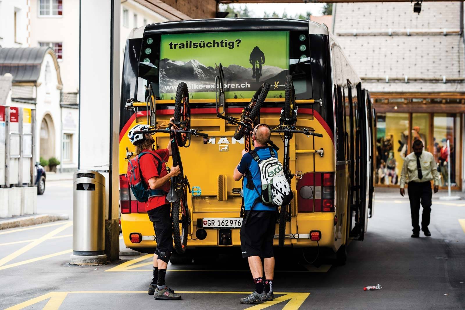 SENDT MED POSTEN: Over alt i Sveits er du velkommen til å ta med sykkel på de gule postbussene, som gjør det mulig å sykle mellom dalene. Stisykling-i-sveits-Lenzerheide-8