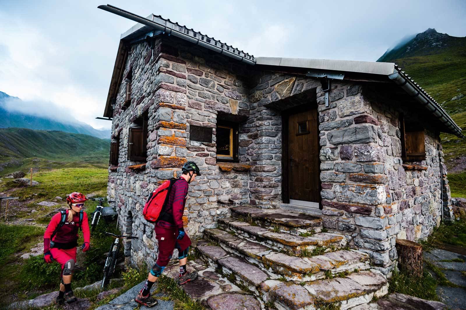 HYTTETID: Tobias Woggon og Julia Hoffmann ved Ramozhütte, mellom Lenzerheide og Arosa. Stisykling-i-sveits-Lenzerheide-9