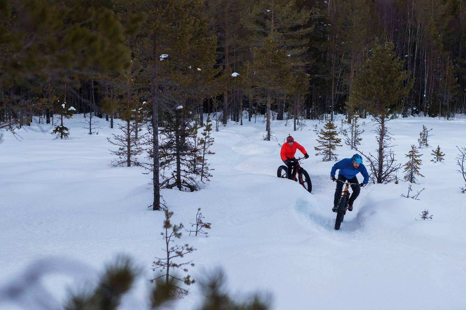 IKKE RETT FRAM: Mye av hemmeligheten bak å preppe gode stier, er å unngå å bare lage stier som går rett frem. Det er nok av svinger i rundløypa. stisykling-lillehammer-2