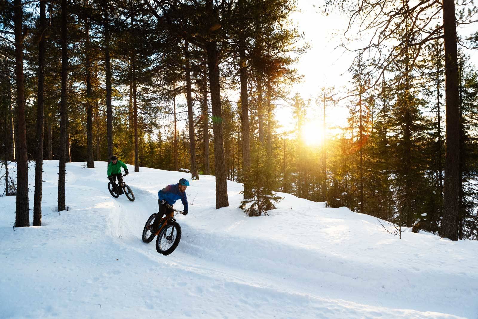 DET SISTE LYSET: Ole Henrik Illenberger og Snorre Pedersen får med seg de siste solstrålene over Lillehammer før syklene parkeres og preppeverktøyet finnes frem. stisykling-lillehammer-8