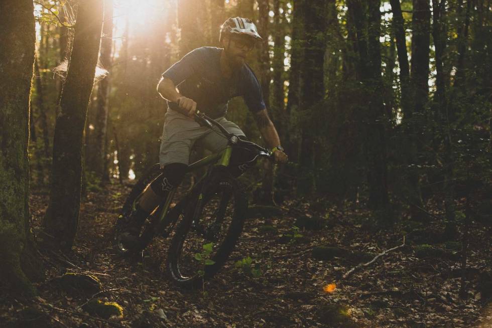 BEKYMRET FOR DELER: Truls Ekelund i Flytsti er bekymret for tilgangen på sykkeldeler i sesongen som kommer. Her er han fotografert på sti hjemme på Nøtterøy. Foto: Kristoffer H. Kippernes. flytsti nøtterøy truls ekelund