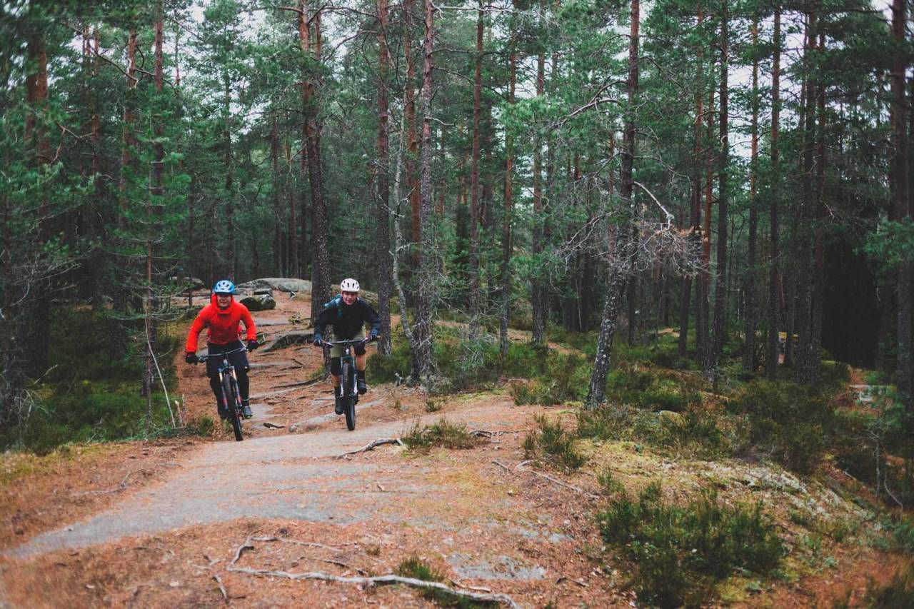 TRULSEN: Trond Vidar Storhaug Kjellén og Christian Korvald på tur i Trulsrunden i Østmarka.Foto: Kristoffer H. Kippernes stisykling østmarka januar