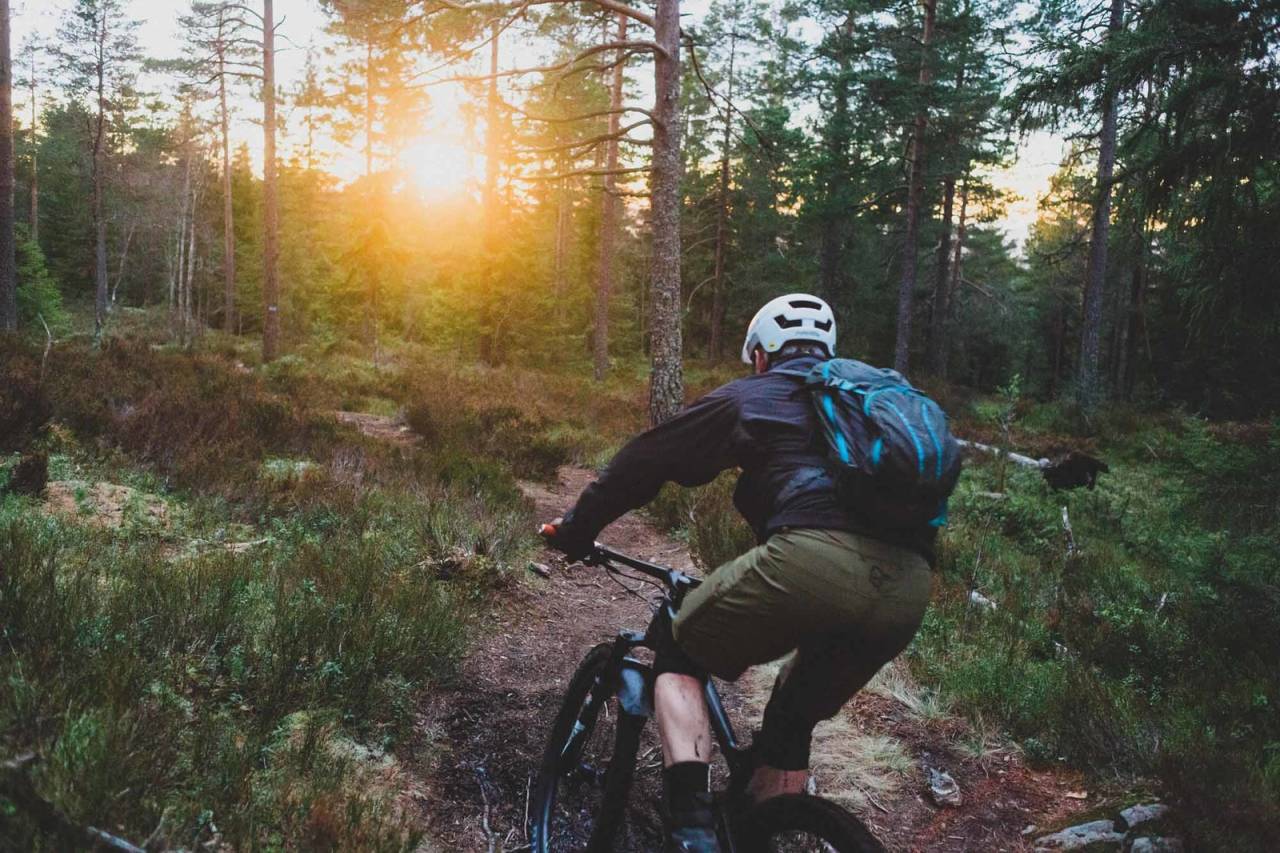 KORTE DAGER: Christian Korvald får med seg det siste av dagslys i Østmarka. Foto: Kristoffer H. Kippernes stisykling-østmarka-0014
