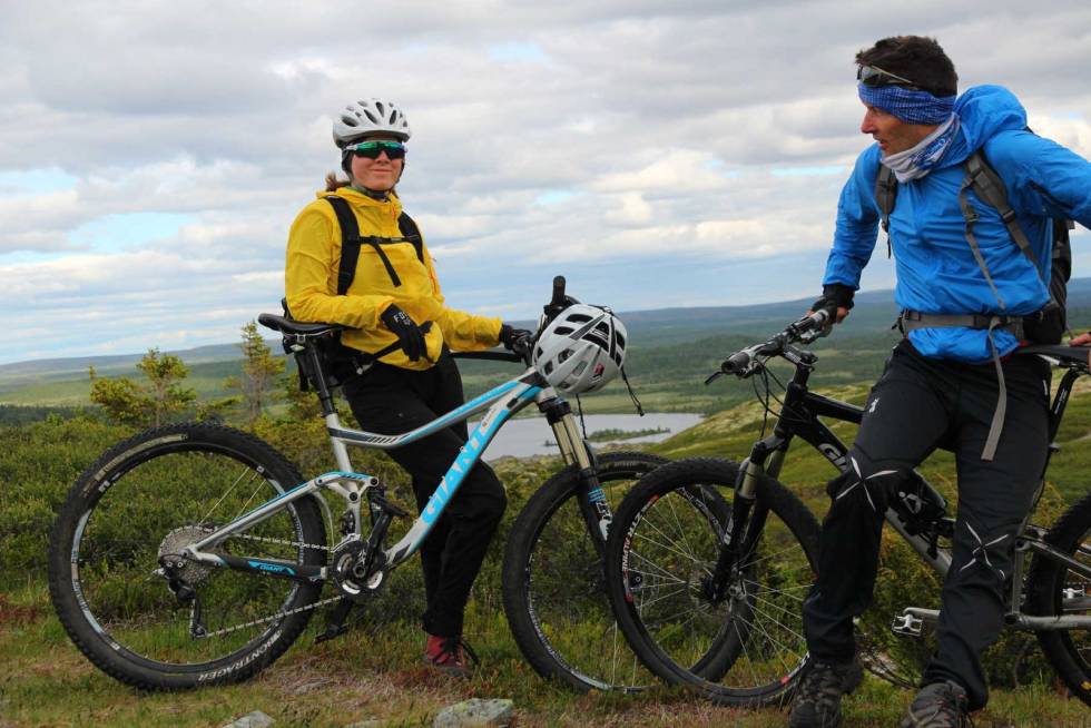 FAMILIEAKTIVITET: Far og datter på tur i fint sykkelterreng. Foto: Øyvind Wold stisykling øyerfjellet tips