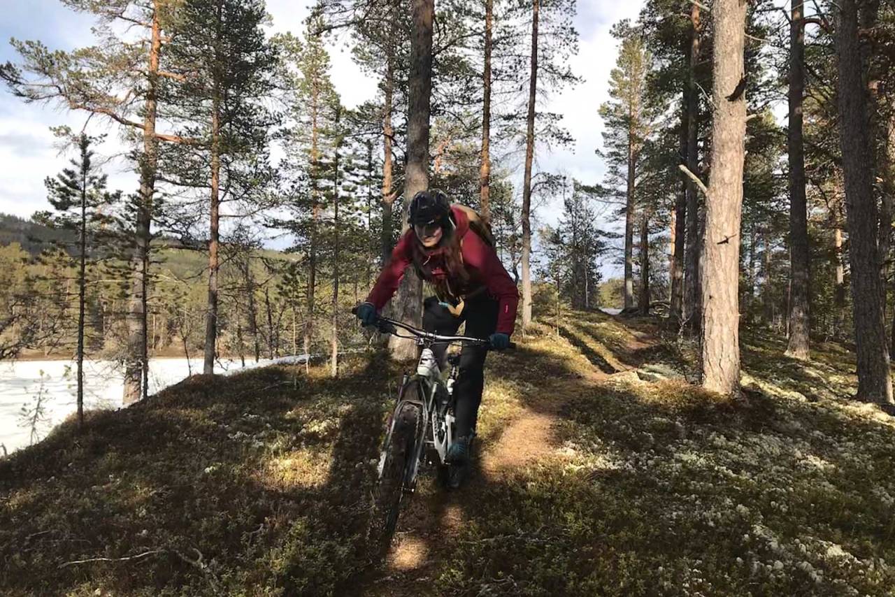 IVRIG: Maren Todal er både ivrig stisyklist og terrengsykkelguide. Nå har sesongen akkurat kommet i gang på Røros. Foto: Privat stisykling-røros-1