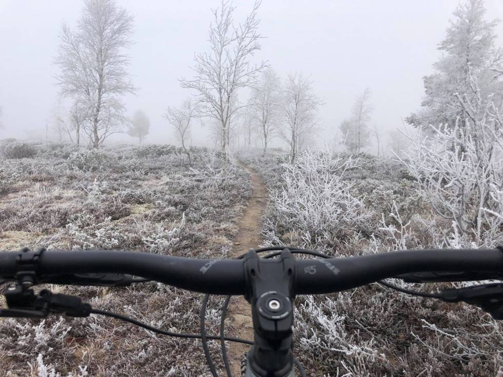 FØR SNØEN: Rimelig fotogene forhold på Røros før snøen la seg. Foto: Maren Todal barfrost stisykling røros