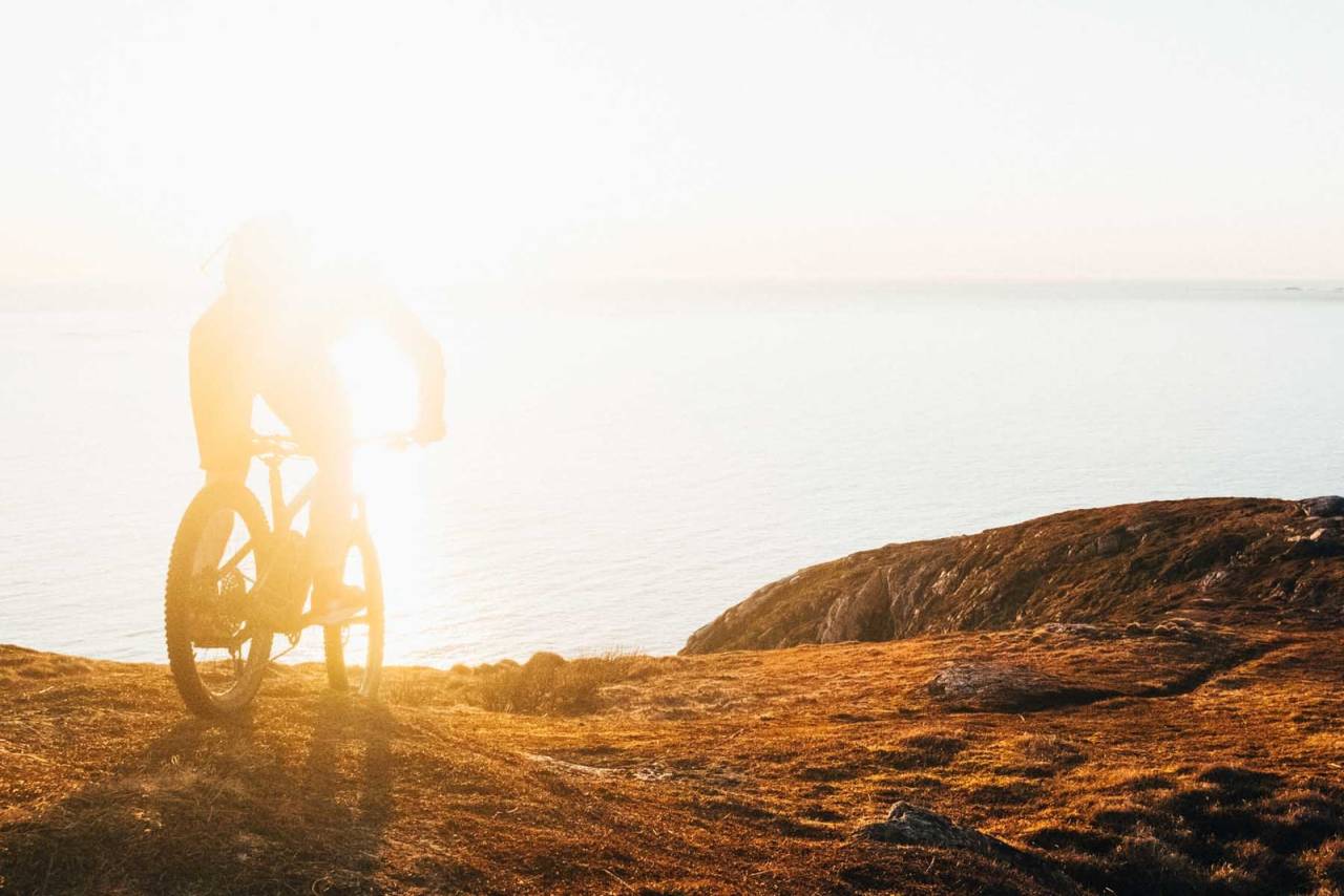 EVIG SOLSKINN: I alle fall sommerstid i nord. Det finnes mange verktøy for å benytte det best mulig, kajakk, ski - eller som Torgrim valgte, sykkelen. stisykling tromsø