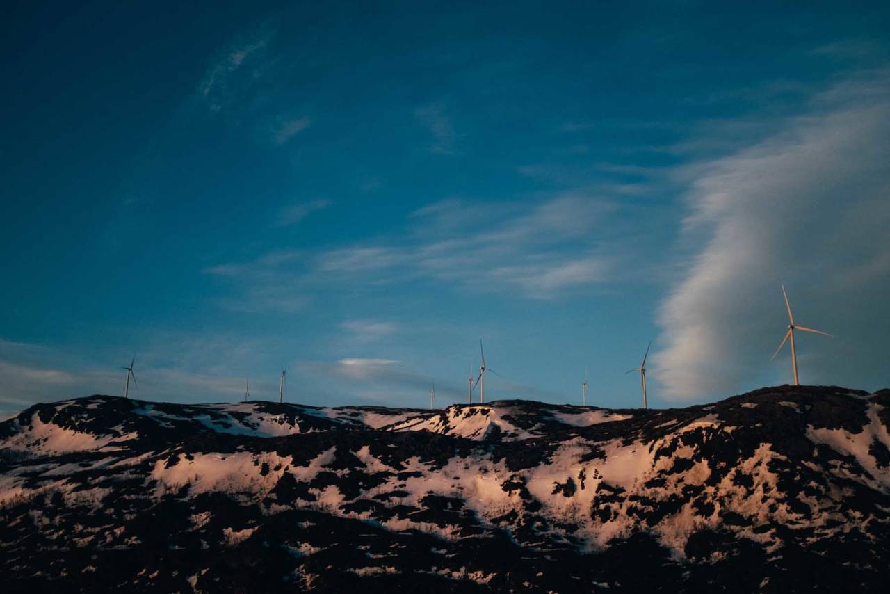 URØRT NATUR III: For turens andre topp flyttet vi oss til Ørnfløya, som ligger helt vest på Kvaløya, i kort, syklebar distanse fra Hillesøya. Med det kom vindmølleparken på Kvitfjell nærmere for en enda bedre inspeksjon. stisykling tromsø