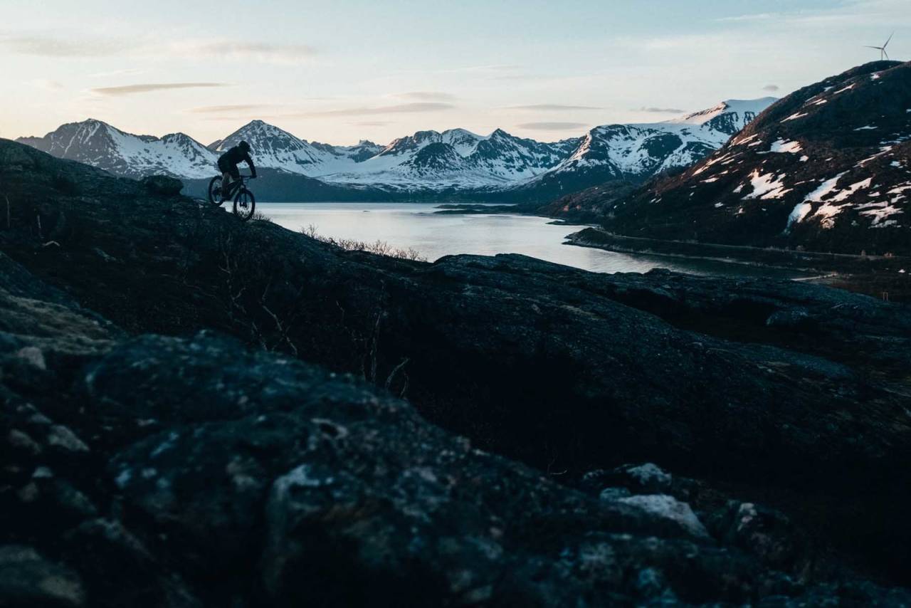 SVABERGCRUISING: Ørnfløya er for det meste berg, selv om man kan velge å sykle på jordbunn også. Torgrim Sollid velger morsomste linje ned på berget. stisykling-tromsø-yttersia-0010