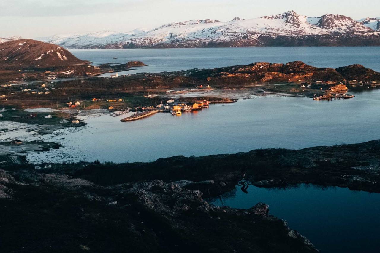GLØD I BAKGRUNNEN: Mens Brensholmen og Senja ligger i solen, speiler Torgrim Sollid seg i vannet like før Ørnfløya. stisykling-tromsø-yttersia-0013