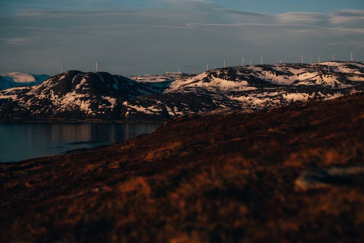 URØRT NATUR II: Vindmølleparker er et populært diskusjonstema, og Sommarøy og Hillesøy har fått et par titalls nye fokuspunkter i øst å prate om. stisykling tromsø