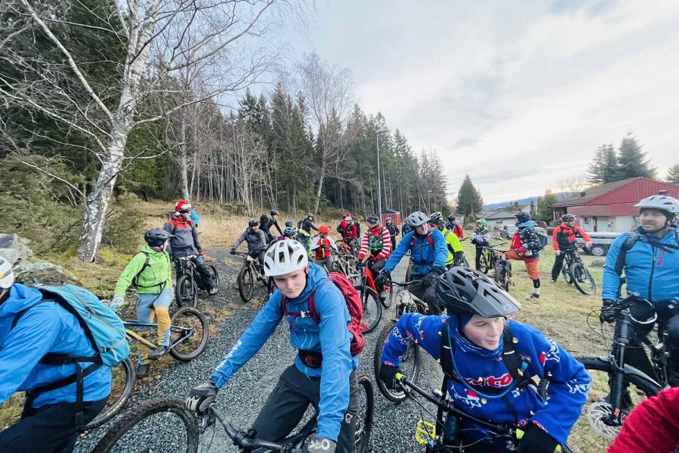 JULETRILLETUR: Innslag av juletema på sykkelturen i Verdal. Foto: Christian Green stisykling verdal juletradisjon