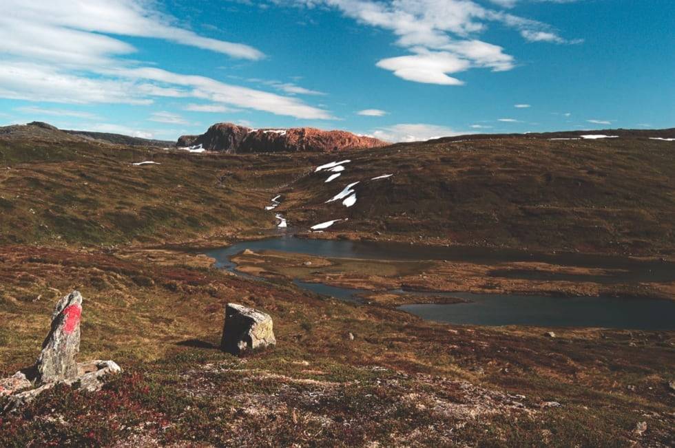 STØLSHEIMEN: Ved Geitdalsvatnet på stien mot Åsedalen får du flott tilbakeblikk mot Raudberget. Foto: Sveinung Klyve Stølsheimen fjelltur sommer