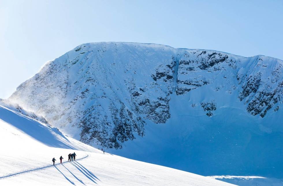 På vei inn mot nordre bredal i stort terreng. Foto: Einar Engdal Storbua-Toppturer-i-Romsdalen-2