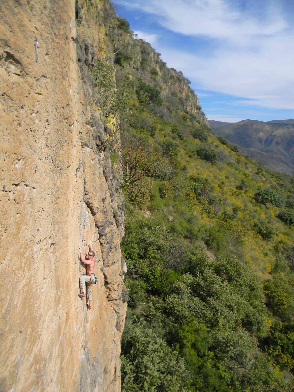 Varmt: Klatring i sola fungerer på 1500 meters høyde på El Cuajo ved Guadalajara, Mexico. Foto: Daniel Araiza Storbyklatring-Latin-Amerika-4