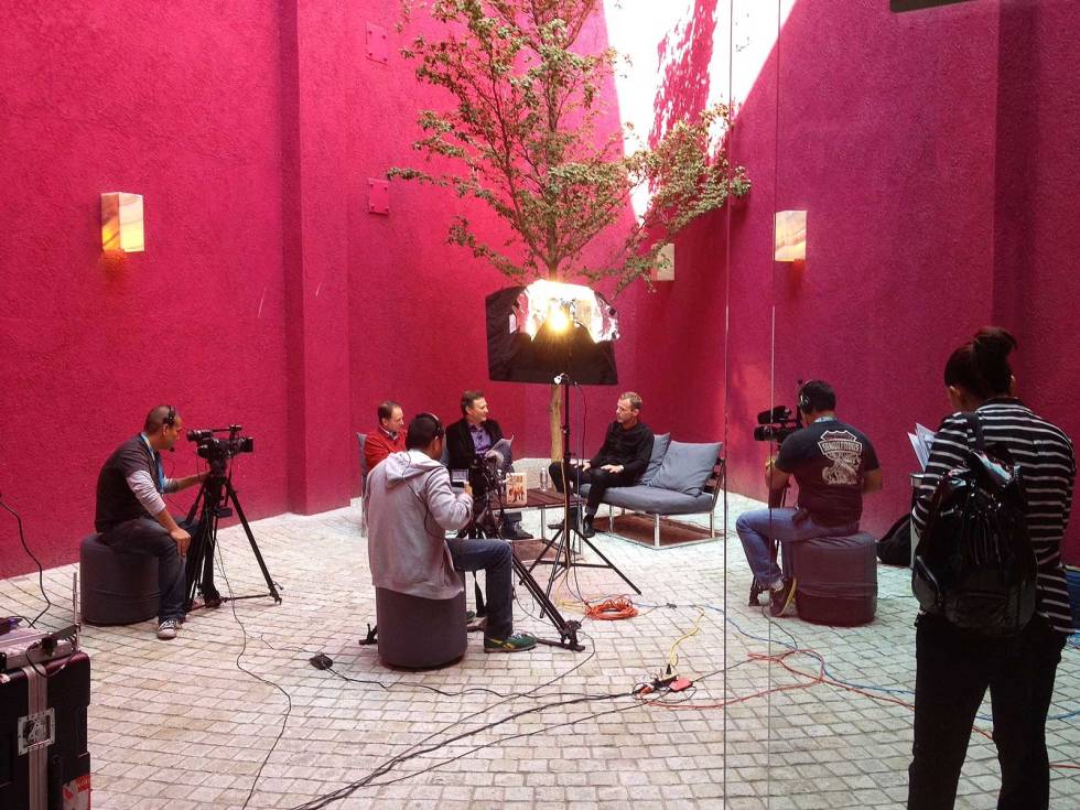 Intervjusetting: Storbynære klatrefelt i Latin-Amerika gjør det mulig å kombinere jobb og klatring. Forfatteren i TV-intervju i Guadalahara. Foto: Erik Nerell Storbyklatring-Latin-Amerika-6
