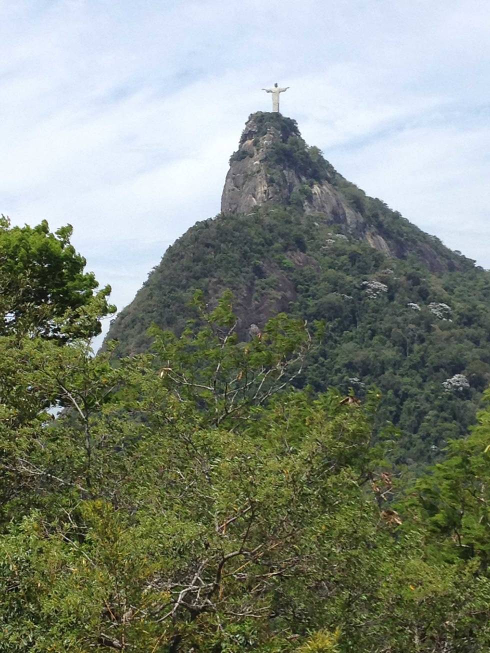 Kristus: I Rio de Janeiro går det multipitchruter selv opp til den berømte kristusstatuen. Starten før første pitch er mest kritisk. Det er der du risikerer å bli rana. Foto: Erik Nerell Storbyklatring-Latin-Amerika-7