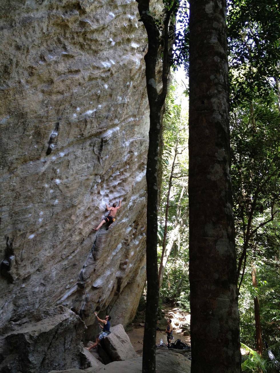 Hardt: Sportklatringscragget Floresta da Tijuca er primært for de sterke. Artikkelforfatteren prøver seg, og får grundig juling. Foto: Erik Nerell Storbyklatring-Latin-Amerika-8