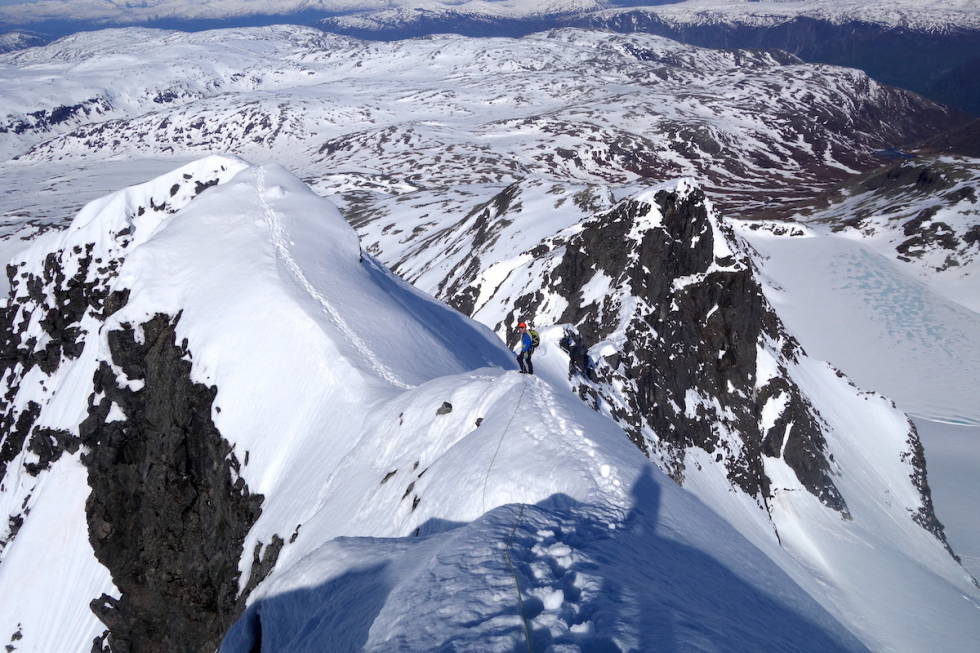 På vei tilbake langs ryggen mellom Store og Vestre Austabotntind. Foto: Erlend Sande ryggtravers stora austabotntind Hurrungane jotunheimen